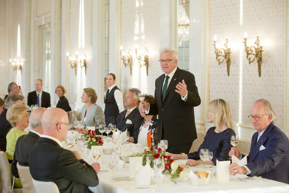 Empfang Kretschmann empfängt Vertreter aus Adelsfamilien Ministerpräsident Winfried Kretschmann (3.v.r.) bei seiner Tischrede
