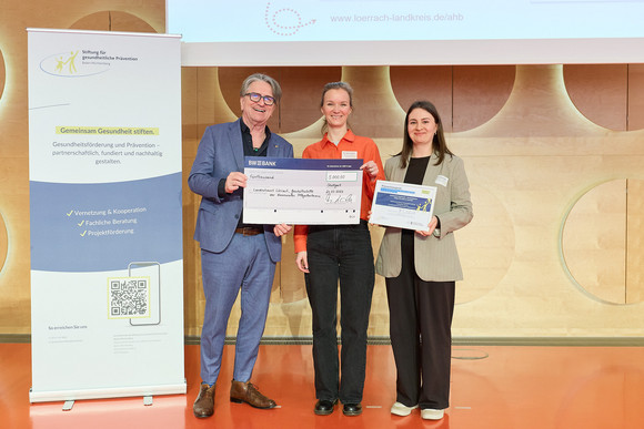 Preisverleihung des Präventionspreises: Minister Manne Lucha übergibt Scheck und Urkunde an Preisträger Kommunale Pflegekonferenz, Landratsamt Lörrach.