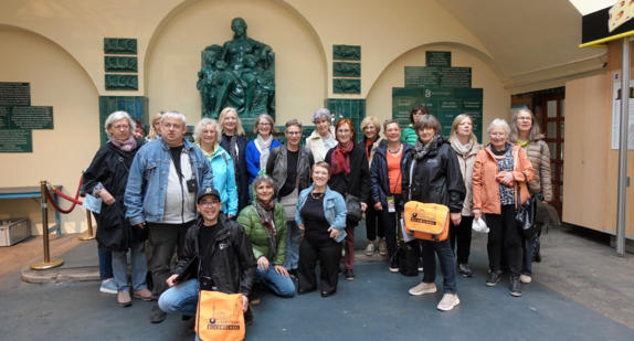 Gruppenfoto von Simone Fischer mit den Frauen der Frauenakademie der vhs Stuttgart und den Guides vom Blickwechsel der Caritas.