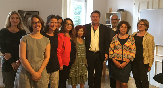 Gruppenbild mit Minister Manne Lucha mit Vorstandsmitgliedern und Mitarbeiterinnen des Internationalen Frauen- und Familienzentrums in Heidelberg