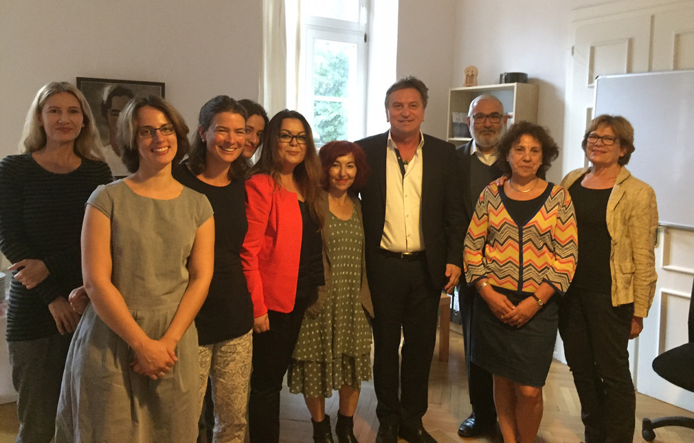 Gruppenbild mit Minister Manne Lucha mit Vorstandsmitgliedern und Mitarbeiterinnen des Internationalen Frauen- und Familienzentrums in Heidelberg