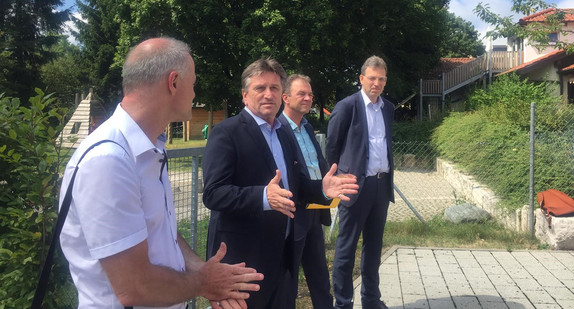 Besichtigung des neuen Primärversorgungszentrum „Familien-Campus“ in Hülben mit Minister Manne Lucha