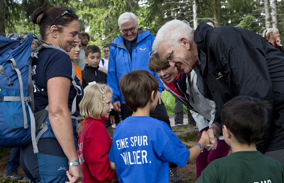 ANTRITTSBESUCH Bundespräsident Steinmeier in Baden-Württemberg Nationalpark Schwarzwald: Ministerpräsident Winfried Kretschmann (r.), Elke Büdenbender (2.v.r.) und Bundespräsident Frank-Walter Steinmeier (3.v.r.)