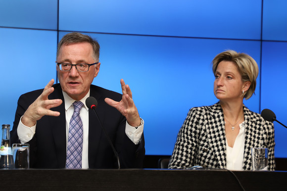 Pressekonferenz Impulse für die Innovationspolitik des Landes Wirtschaftsministerin Dr. Nicole Hoffmeister-Kraut (r.) und der Technologiebeauftragte der Landesregierung, Prof. Dr. Wilhelm Bauer (l.) (BIld: Staatsministerium Baden-Württemberg)
