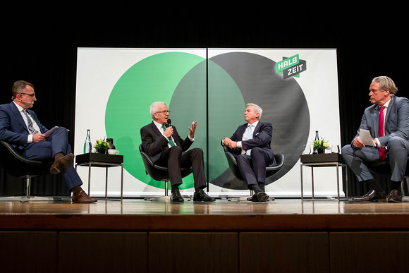 ZWISCHENBILANZ Nüchtern betrachtet erfolgreich – Kretschmann und Strobl in Ehingen v.l.n.r.: Ulrich Becker (Südwestpresse), Ministerpräsident Winfried Kretschmann, Innenminister Thomas Strobl und Dr. Hendrik Groth (Schwäbische Zeitung) (Bild: Staatsministerium Baden-Württemberg)