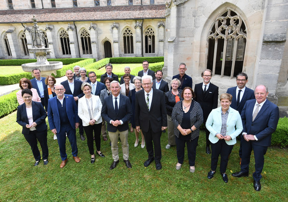 Landesregierung Auswärtige Kabinettssitzung im Kloster Bebenhausen Gruppenbild des Kabinetts im Innenhof des Kreuzgangs im Kloster Bebenhausen.