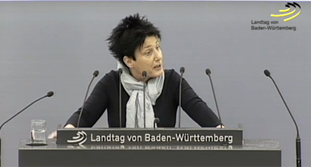 Ministerin Katrin Altpeter steht an Redepult im Landtag
