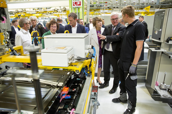 ANTRITTSBESUCH Bundespräsident Steinmeier in Baden-Württemberg Rastatt, Werk der Daimler AG: Bundespräsident Frank-Walter Steinmeier (2.v.r.), Elke Büdenbender (3.v.r.) und Gerlinde Kretschmann (4.v.l.)