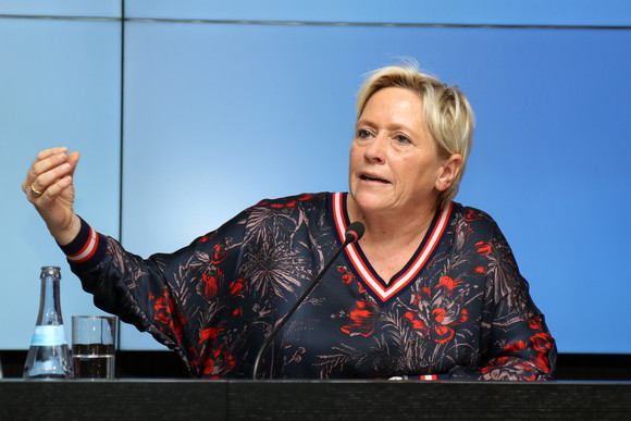 Pressekonferenz Exzellenzgymnasium für Naturwissenschaft und Technik Kultusministerin Susanne Eisenmann