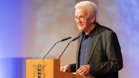 Bürgerbeteiligung Wie Bürgerräte die Demokratie stärken Ministerpräsident Winfried Kretschmann hält die Keynote
