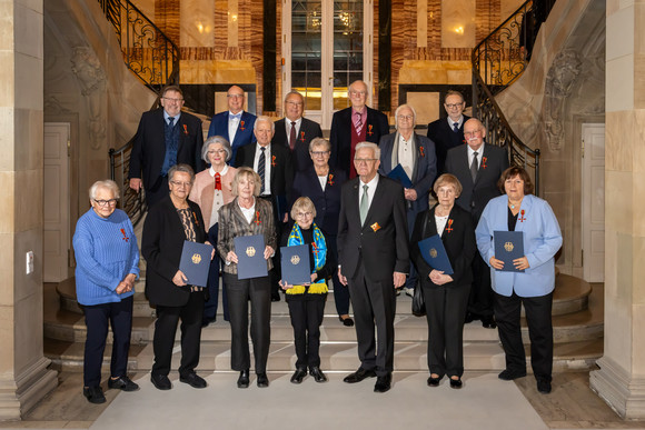 Gruppenbild: Ministerpräsident Winfried Kretschmann (vorne, Dritter von rechts) mit den Ordensträgerinnen und -trägern