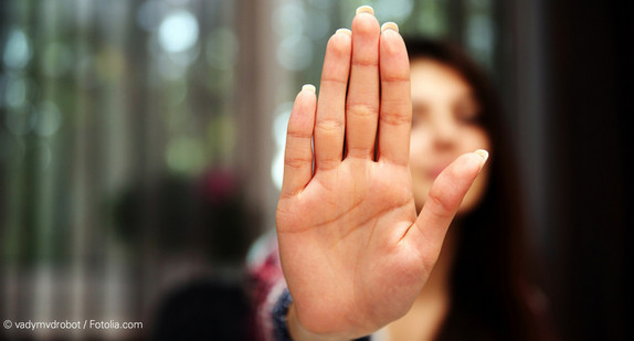 Eine Frau hält ihre Handfläche in die Kamera