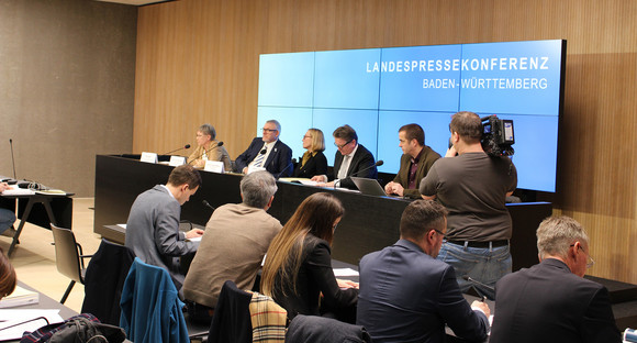 Landespressekonferenz mit Sozial- und Integrationsminister Manne Lucha in Stuttgart