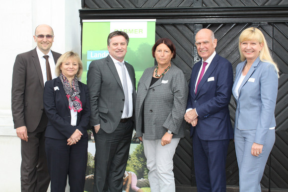 Gruppenfoto von Winfried Plötze (Landesgeschäftsführer Barmer Baden-Württemberg), Gabriele Hörl (Abteilungsleiterin Gesundheitspolitik des Bayerischen Staatsministeriums für Gesundheit und Pflege), Sozial- und Integrationsminister Manne Lucha, Kathrin Sonnenholzner (Landtagsabgeordnete und Vorsitzende des Ausschusses für Gesundheit und Pflege im Bayerischen Landtag), Prof. Dr. Eberhard Wille (Universität Mannheim, stellv. Vorsitzender des Sachverständigenrates zur Begutachtung der Entwicklung im Gesundheitswesen) und Dr. Claudia Wöhler (Landesgeschäftsführerin Barmer Bayern)