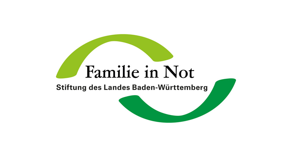Zwei gewölbte Linien umrahmen den Schriftzug „Familie in Not - Stiftung des Landes Baden-Württemberg“