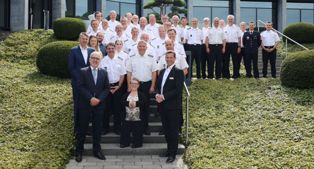 Simone Fischer im Gruppenbild mit den Mitgliedern der Arbeitsgemeinschaft der Kreisbrandmeister.