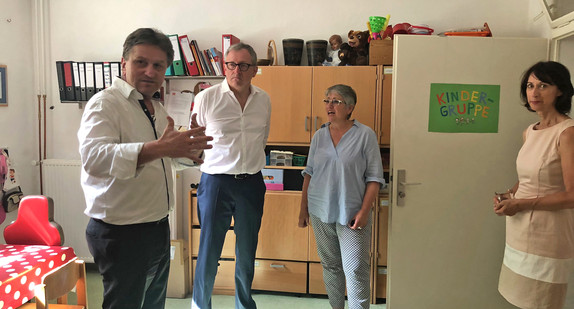 Minister Manne Lucha zu Besuch beim Frauen- und Kinderschutzhauses Heckertstift in Mannheim