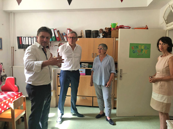 Minister Manne Lucha zu Besuch beim Frauen- und Kinderschutzhauses Heckertstift in Mannheim