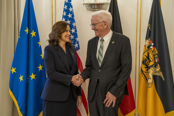 Besuch Kretschmann empfängt Gouverneurin von Michigan Ministerpräsident Winfried Kretschmann (rechts) und die Gouverneurin von Michigan, Gretchen Whitmer (links), stehen in der Villa Reitzenstein vor Fahnen.