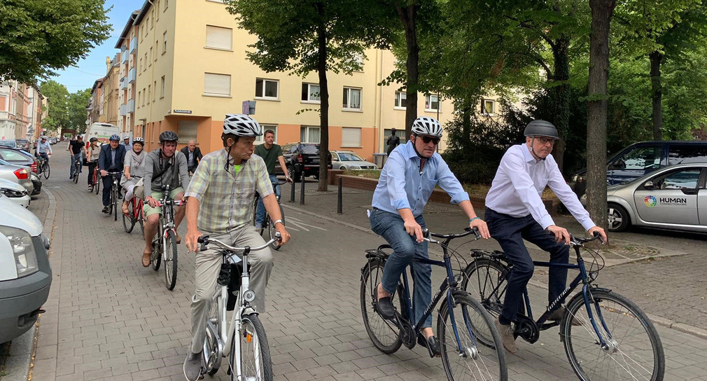 Minister Manne Lucha radelt gemeinsam mit Mannheims Oberbürgermeister Peter Kurz durch die Neckarstadt-West