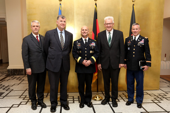Gespräch Kretschmann empfängt US-General Cavoli v.l.n.r.: Sean Schulze (US-Verbindungsoffizier für Baden-Württemberg), Michael Anderson (USAREUR-Leiter der Abteilung für die Beziehungen zu den Gastgeberstaaten in Europa), Generalleutnant Christopher G. Cavoli (Kommandierender General der US-Streitkräfte in Europa (USAREUR)), Ministerpräsident Winfried Kretschmann, Oberst Matthew Tyler (Büroleiter von Generalleutnant Cavoli)