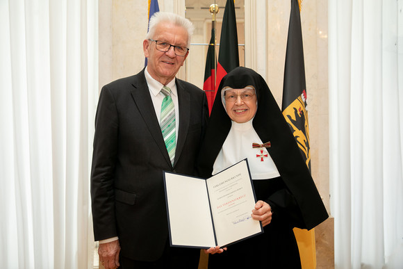 Auszeichnung Kretschmann würdigt besonderes ehrenamtliches Engagement Ministerpräsident Winfried Kretschmann (l.) und Schwester Martina Merkle (r.) (Bild: Staatsministerium Baden-Württemberg)