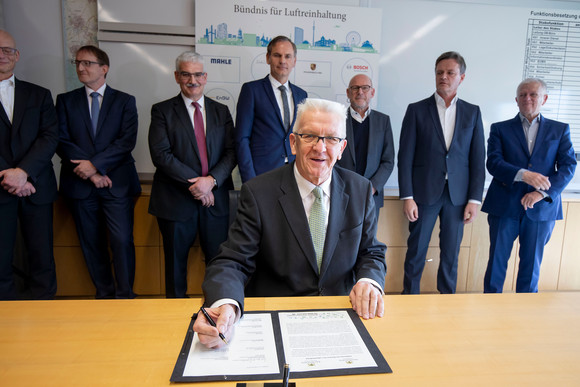 Luftreinhaltung Bündnis für Luftreinhaltung unterzeichnet Ministerpräsident Winfried Kretschmann unterschreibt das Bündnis für Luftreinhaltung. (Bild: Staatsministerium Baden-Württemberg)