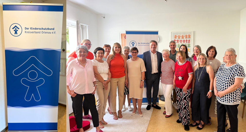 Minister Manne Lucha beim Gruppenfoto beim Kinderschutzbund Kreisverband Ortenau e. V. Das Foto wurde im Rahmen der Sommertour des Ministers aufgenommen.