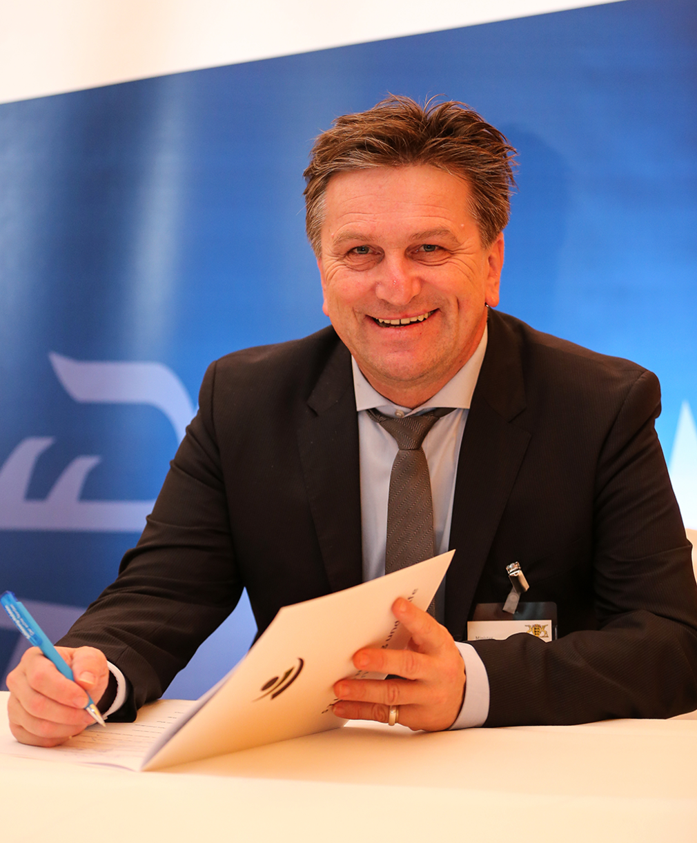 Sozial- und Integrationsminister Manne Lucha bei der Unterzeichnung des Stiftungsvertrags (Foto: Sonja Paar)