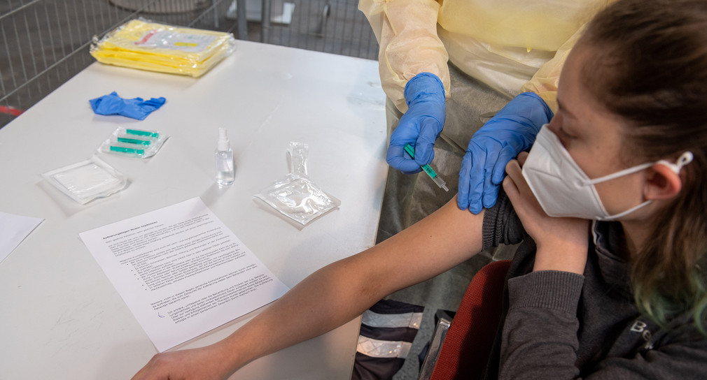 Probelauf in Ulm für ein Impfzentrum: An einer Frau wird eine Impfung simuliert.