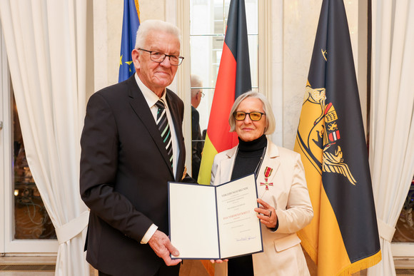 Tag des Ehrenamtes Kretschmann würdigt besonderes ehrenamtliches Engagement Ministerpräsident Winfried Kretschmann (links) und Maria Luise Wipfler (rechts)