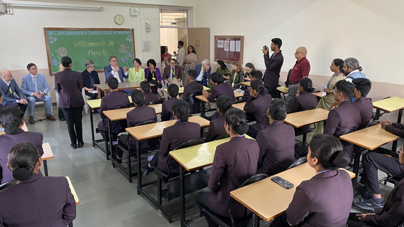 Minister Manne Lucha spricht in einem Klassenzimmer des Ferguson College der Deccan Education Society (DES) in Pune vor Publikum..
