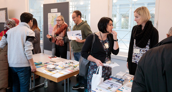 Integration Erster Landesfachtag Migrantenorganisationen in Stuttgart Besucher informieren sich an Info-Ständen von Migrantenorganisationen