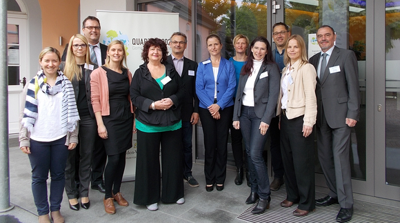 Gruppenfoto von Michaela Roth (Wohnortnahe Unterstützungsnetzwerke Daxlanden); Dr. Daniela Neumann, Ulrich Schmolz und Sara Bode (Ministerium für Soziales und Integration); Staatssekretärin Bärbl Mielich; Bürgermeister Markus Jablonski der Gemeinde Riegel; Dr. Angela Postel (Ministerium für Soziales und Integration); Janine Bliestle (Gemeindenetzwerk); Maren Landow-Hollstein (Wohnortnahe Unterstützungsnetzwerke Daxlanden); Jürgen Lauten (DORV Eisental); Christine Ehrhardt (Kompetenzzentrum Arbeit • Diversität der FaFo Baden-Württemberg) und Erich Stutzer (FaFo Baden-Württemberg)