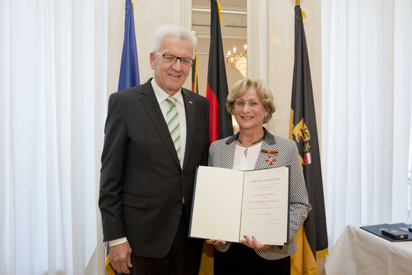 Tag des Ehrenamtes Kretschmann würdigt besonderes ehrenamtliches Engagement Ministerpräsident Winfried Kretschmann (l.) und Dorothea Geiger-Heiler (r.)