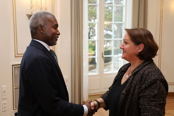 Antrittsbesuch Schopper empfängt nigerianischen Botschafter Staatssekretärin Theresa Schopper (r.) und der Botschafter der Bundesrepublik Nigeria, Yusuf Maitama Tuggar (l.) (Bild: Staatsministerium Baden-Württemberg)