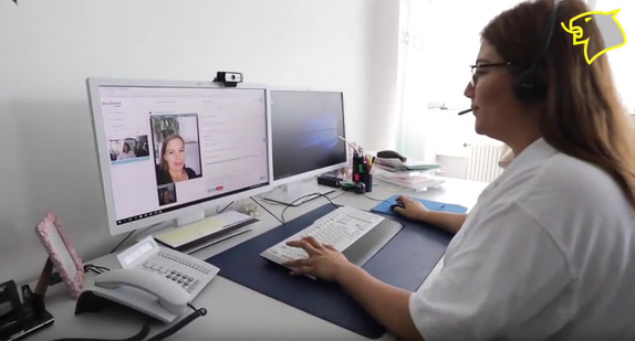 Ärztin spricht mit Patientin per Videochat