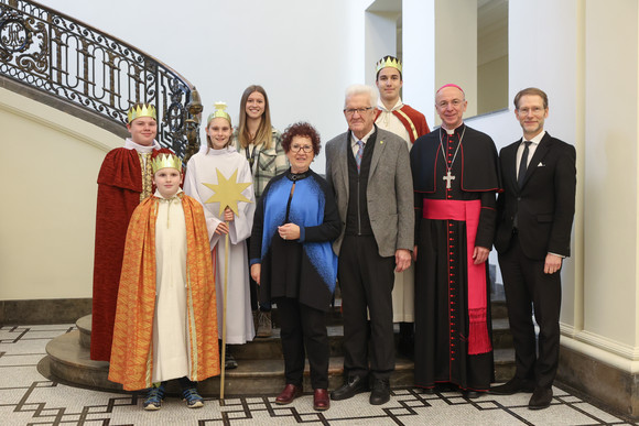 Aktion Dreikönigssingen Kretschmann empfängt Sternsingergruppen Ministerpräsident Winfried Kretschmann und seine Ehefrau Gerlinde, Staatsminister Dr. Florian Stegmann und Weihbischof Dr. Peter Birkhofer mit der Sternsingergruppe der Kirchengemeinde Mariä Himmelfahrt Tomerdingen