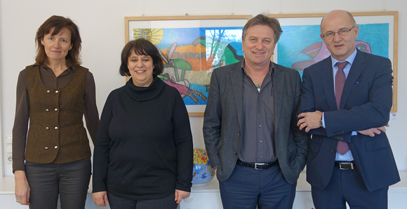 Gruppenfoto von Sandra Scotti (Leiterin des Ausbildungscampus), Irene Armbruster (Geschäftsführerin der Bürgerstiftung Stuttgart), Sozial- und Integrationsminister Manne Lucha und Jürgen Peeß (Amtsleiter im Jobcenter Stuttgart) in Luchas Büro