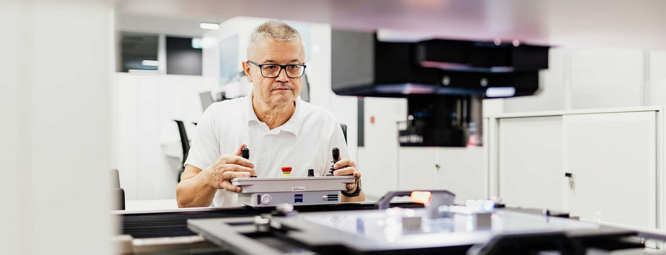 Mitarbeiter bedient Maschine bei einem Technologieunternehmen.