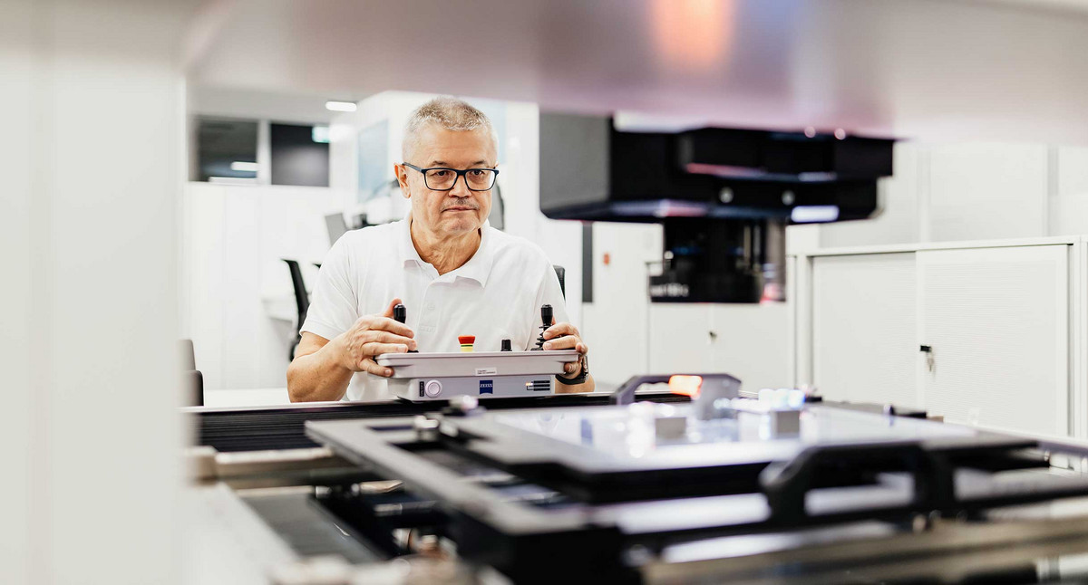 Mitarbeiter bedient Maschine bei einem Technologieunternehmen.
