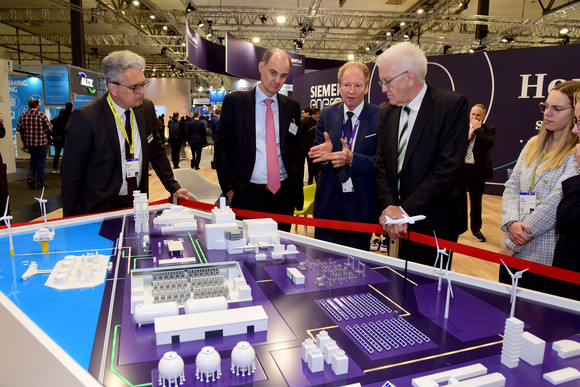 Industrie Kretschmann besucht Hannover Messe Ministerpräsident Winfried Kretschmann (2.v.r.) am Stand von Siemens Energy
