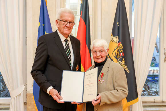 Tag des Ehrenamtes Kretschmann würdigt besonderes ehrenamtliches Engagement Ministerpräsident Winfried Kretschmann (links) und Inge Gula (rechts)