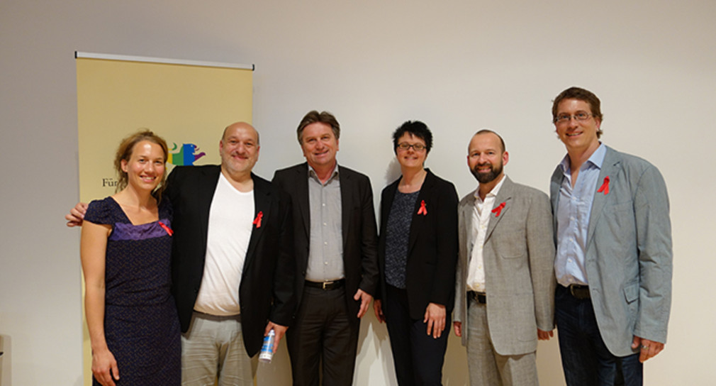 Minister Lucha (Mitte) mit Vertretungen der Aidshilfen aus Baden-Württemberg 