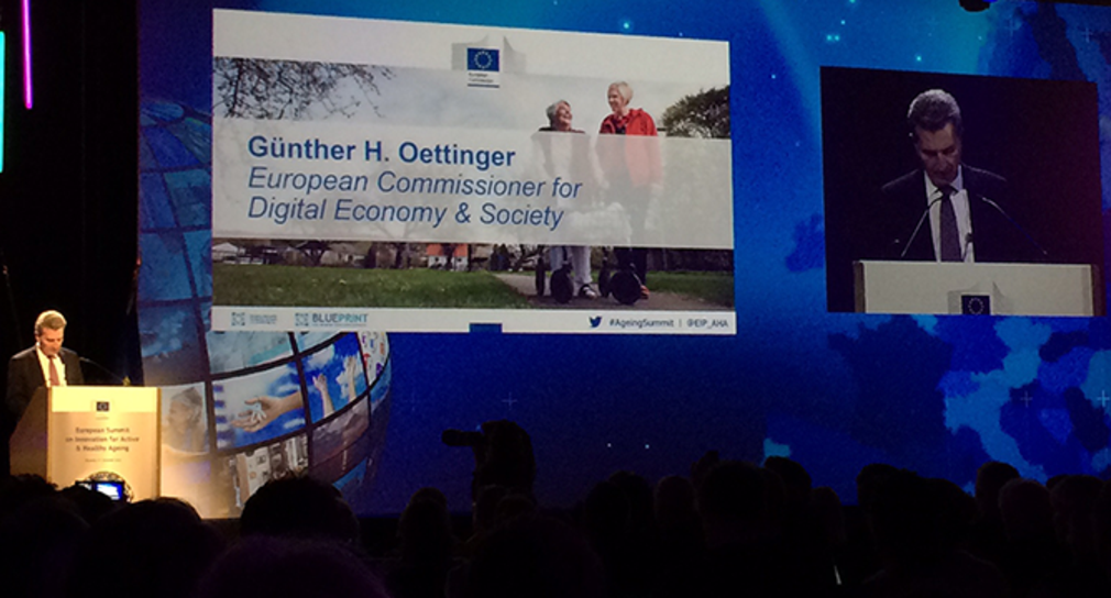 EU-Kommissar für digitale Wirtschaft und Gesellschaft Günther Oettinger hält Rede auf einer Bühne