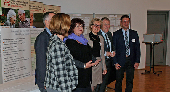 Gruppenfoto mit Staatssekretärin Bärbl Mielich auf der Veranstaltung "Herausforderung Demenz" am 29.11.2017 in Mosbach