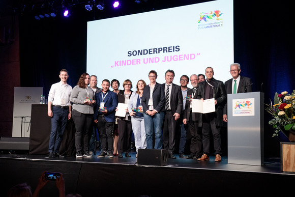 Gruppenbild aller Preisträger des Sonderpreises im Bereich „Kinder und Jugend“ auf der Bühne