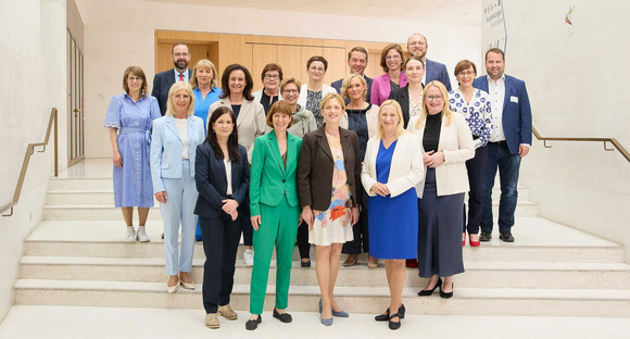 Gruppenfoto der für Kinder-, Jugend- und Familienpolitik zuständigen Ministerinnen und Minister, Senatorinnen und Senatoren der Länder bei der JFMK 2026 in Hessen.