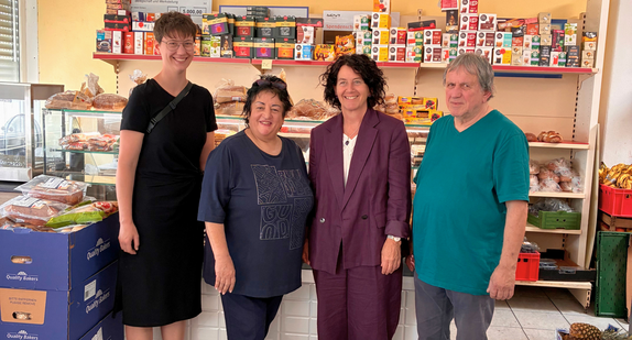 Frau Staatssekretärin Petra Krebs beim Gruppenfoto im Tafelladen in Crailsheim. Mit ihr sind Verantwortliche der Ausgabestelle auf dem Foto.