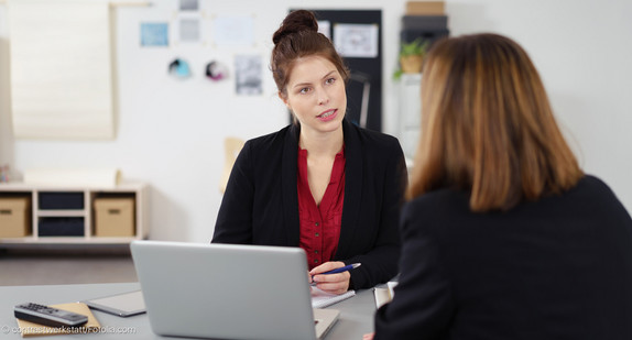 Beratungsgespräch zwischen zwei Frauen in einem Büro